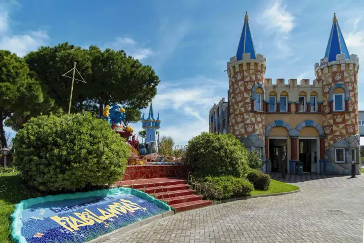 Castello fiabesco con draghetto azzurro e mosaico "Benvenuti a Fiabilandia". Un'idea per cosa fare a Rimini con i bambini.