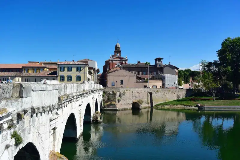 Ponte di Tiberio e scorci di Rimini, ideali per scoprire cosa vedere a Rimini in un giorno.